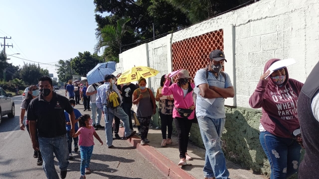 Largas filas para vacunarse, este viernes