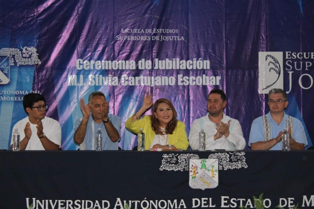 “Se cierra un ciclo laboral de quien será recordada como pieza importante en la historia de la institución y de la misma UAEM”, dijeron los organizadores de la jubilación de Cartujano Escobar.