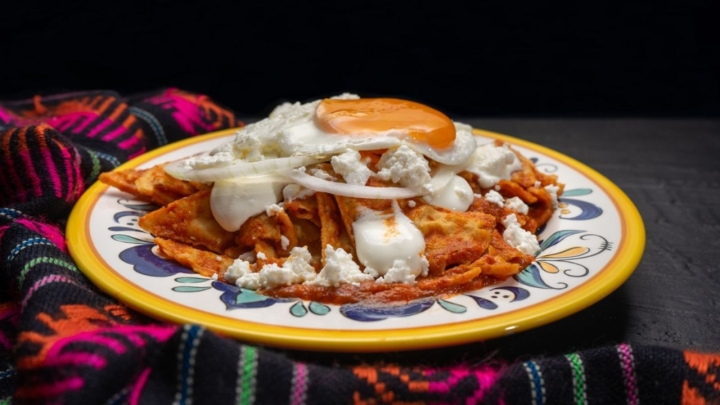 Redescubre los chilaquiles con un toque de guajillo