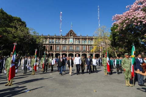 La gobernadora Margarita Gonz&aacute;lez Saravia y el jefe de la Oficina de la Gubernatura, Javier Garc&iacute;a, encabezaron ayer la ceremonia por el D&iacute;a de la Bandera en la plaza de armas de Cuernavaca. 