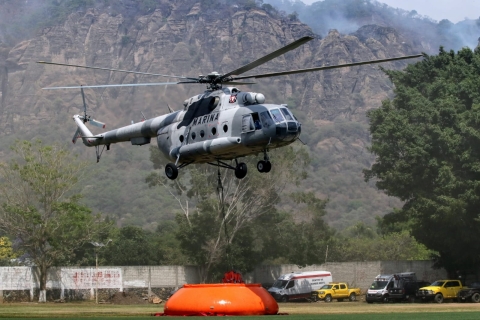 Opera helicóptero de Semar para contener incendio forestal en Tepoztlán