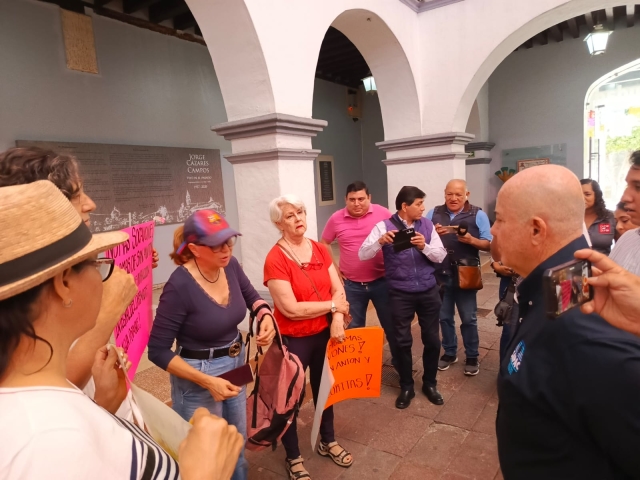 Piden vecinos de Lomas de San Antón reparación integral de drenaje y red de agua potable en dos calles