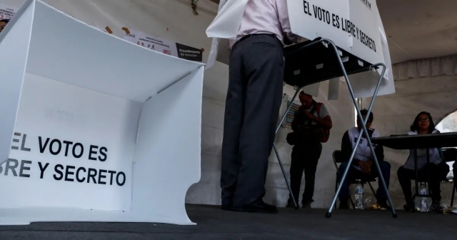 El INE &quot;sacará tarjetas&quot; para garantizar un proceso electoral legal.