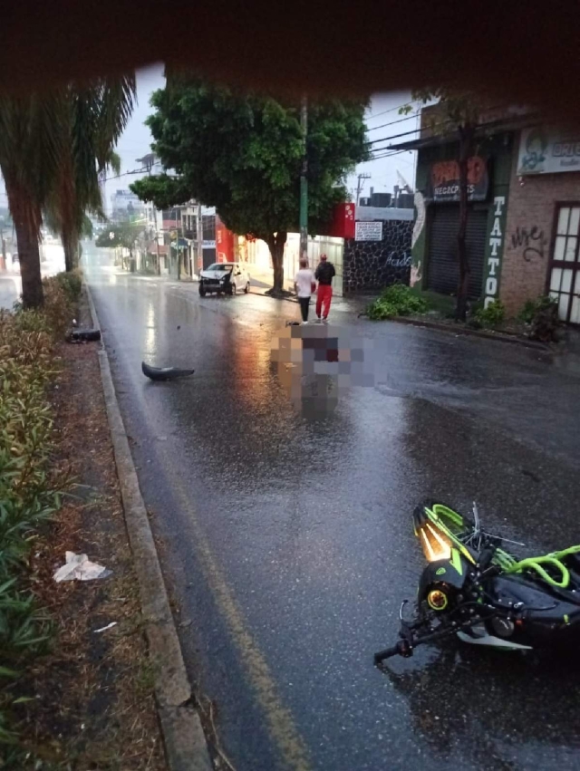   El hecho ocurrió en los carriles con dirección a la glorieta de “La Luna”.