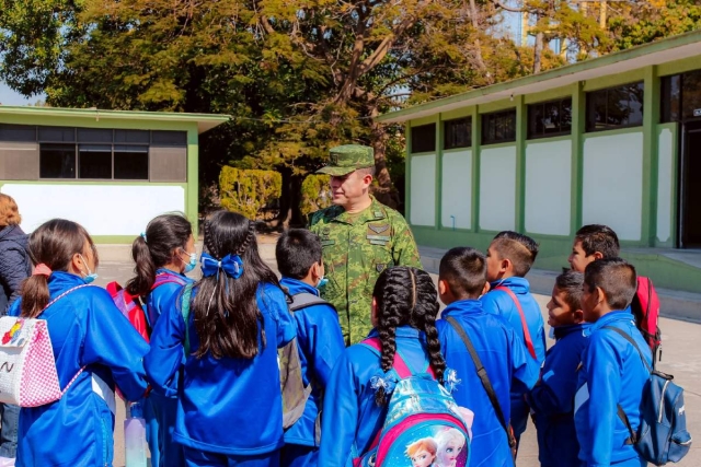 El personal militar explicó a los infantes parte de sus labores.