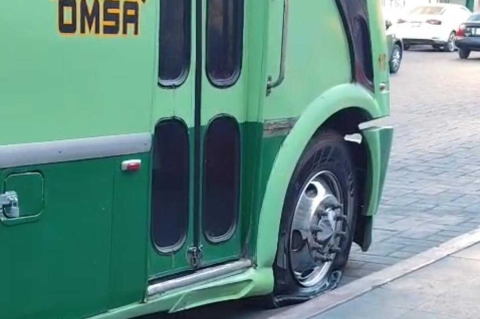 Ponchadura de llanta de autob&uacute;s de pasajeros en centro de Cuernavaca