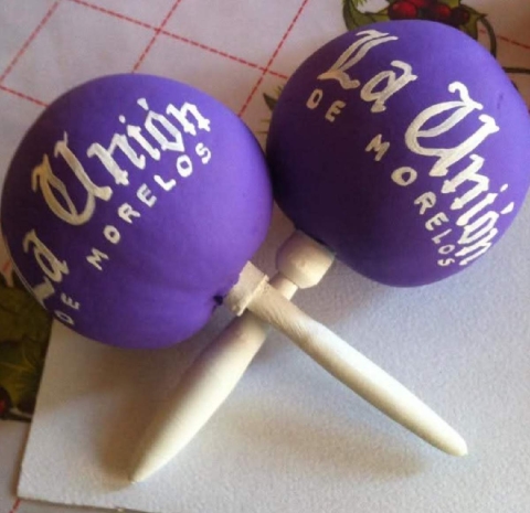 Manos artesanales de la comunidad de Huajintlán se han dedicado a crear las maracas desde hace décadas.