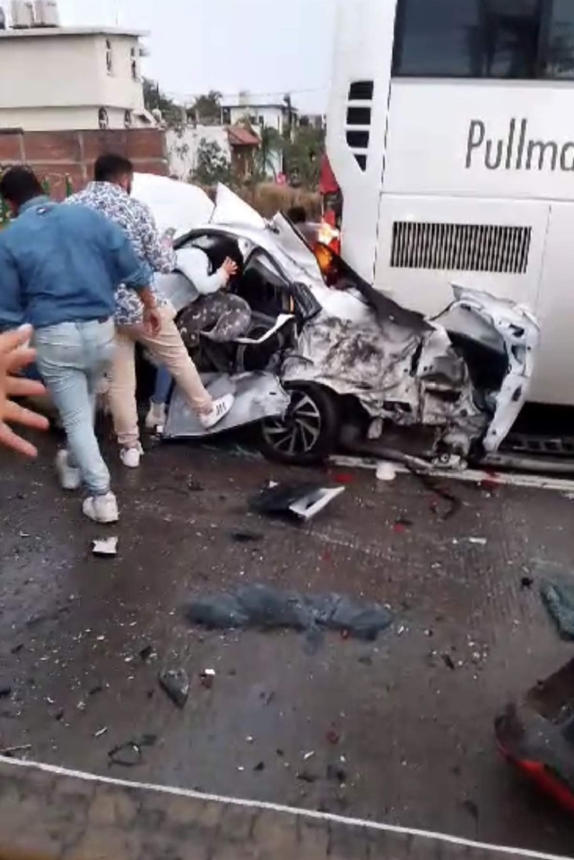 Los ocupantes del vehículo blanco -cuyos restos se ven entre el autobús y el tráiler- quedaron prensados.