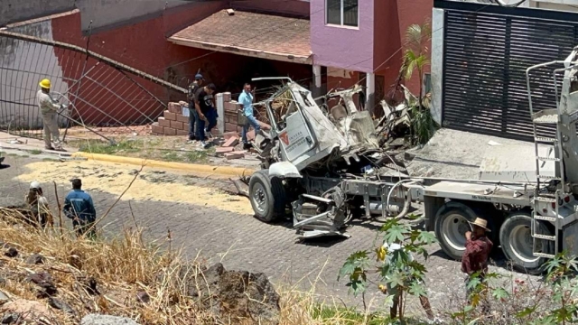   El camión terminó destrozado.