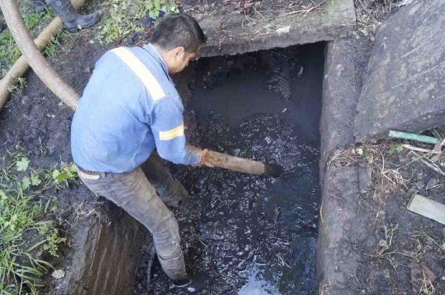 Las autoridades municipales destacaron que sin la ayuda de las personas, que tiran basura en calles, drenajes, ríos y canales, es imposible erradicar este tipo de problemas que se dan año con año.