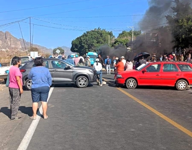 Vecinos bloquean la carretera Xochimilco-Oaxtepec para exigir agua
