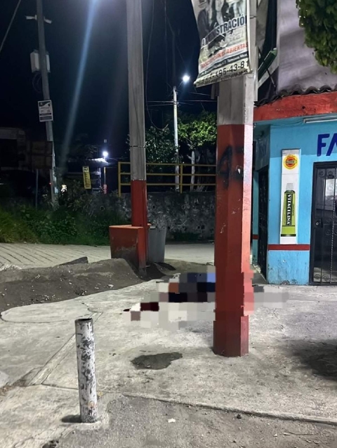 La víctima quedó sin vida junto a la farmacia.