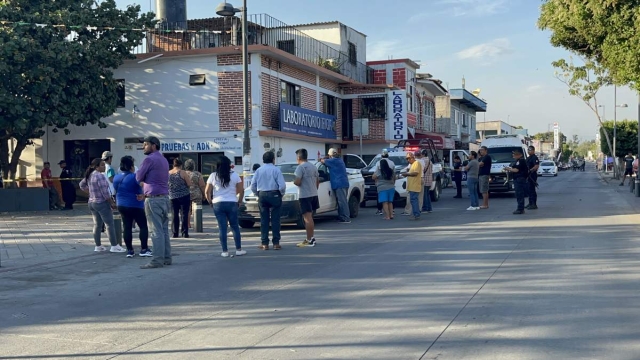 Algunos pacientes estaban esperando al médico cuando fue atacado.