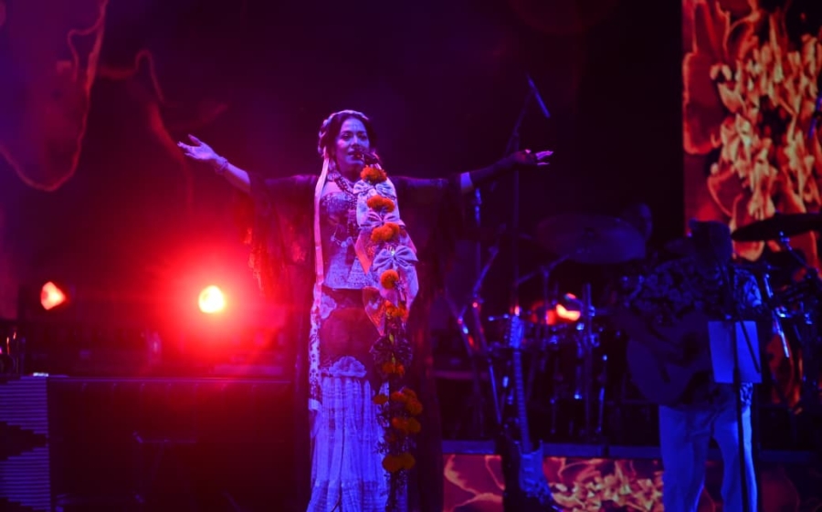 Llena Lila Downs de música y tradición la plaza 'General Emiliano Zapata Salazar' en el arranque del Festival Miquixtli 2025