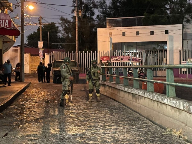 La zona fue resguardada por policías y militares.