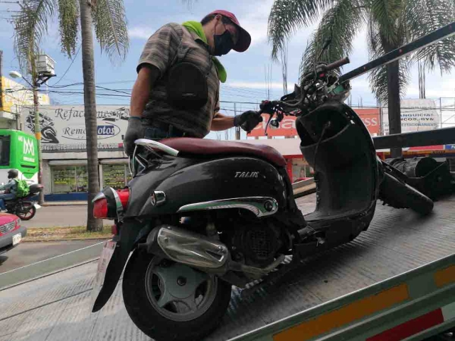 La motoneta del hombre que chocó en la avenida Plan de Ayala fue trasladada a un corralón.