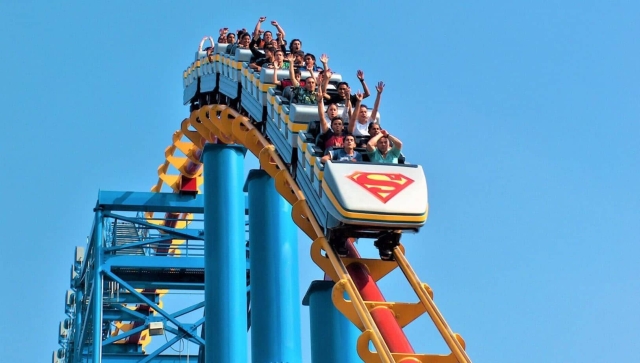 Acusan a director de Six Flags de homofobia.