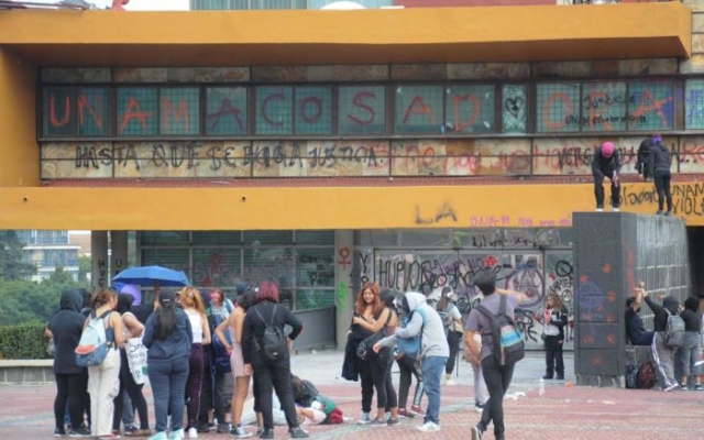 Dañan mural de Siqueiros durante protesta en Ciudad Universitaria