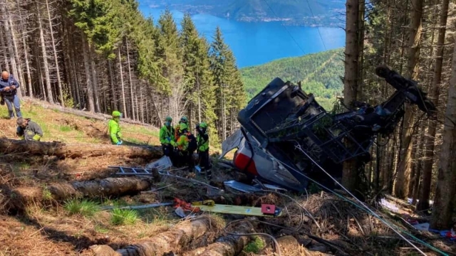 Desplome de teleférico en Italia, deja 14 personas fallecidas.