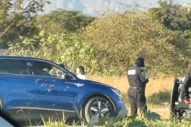 Los adultos fueron encontrados in vida a bordo del vehículo.