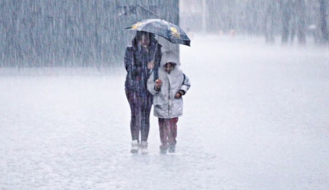 ¿La lluvia ácida puede afectar tu piel? Esto es lo que debes saber