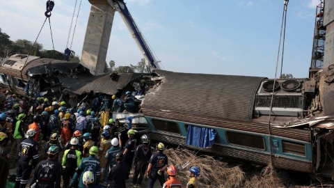 Gr&uacute;a cae sobre tren en Tailandia y deja al menos 32 muertos