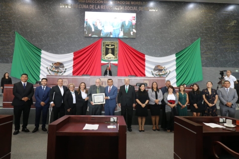 Entrega Congreso reconocimiento al doctor Horacio Alberto Crespo Gaggiotti, por su contribución al conocimiento histórico del estado de Morelos