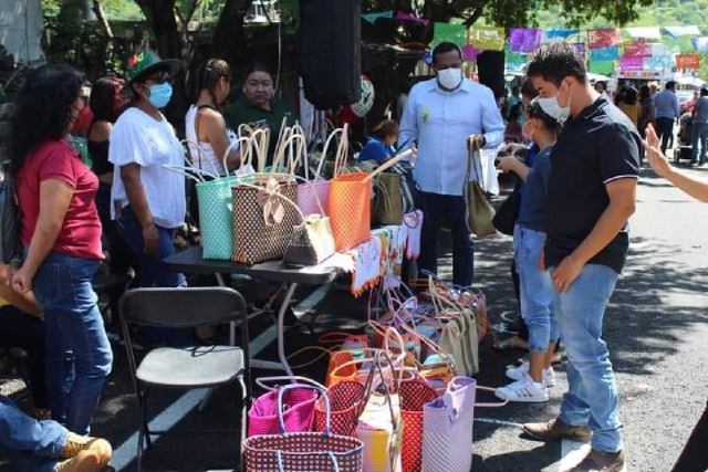 Con el tianguis se pretende reactivar la economía local, entre otros objetivos.