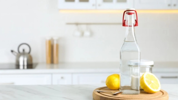 Desengrasante casero con limones usados para una cocina impecable