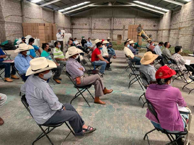 Imparten taller de educación financiera y comercialización a productores de maíz y sorgo