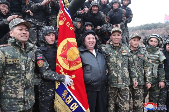 Kim Jong Un conduce tanque de combate en ejercicio militar norcoreano