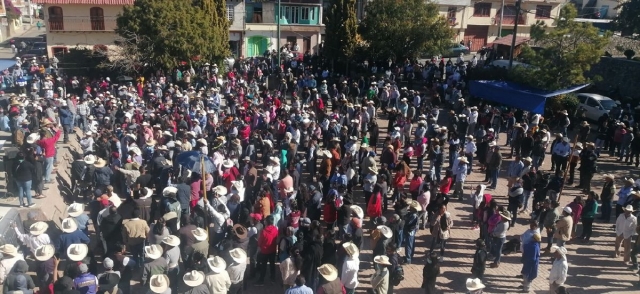 Pobladores se concentran diariamente en la plaza principal para conocer la situación que prevalece con los 15 detenidos.