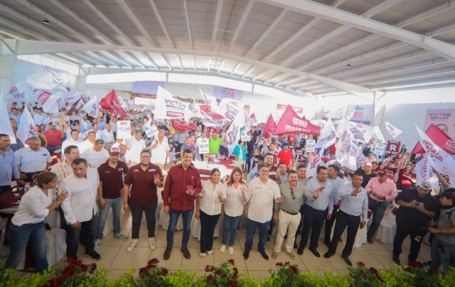 Margarita González Saravia y Víctor Mercado se reunieron con transportistas en Jiutepec. 