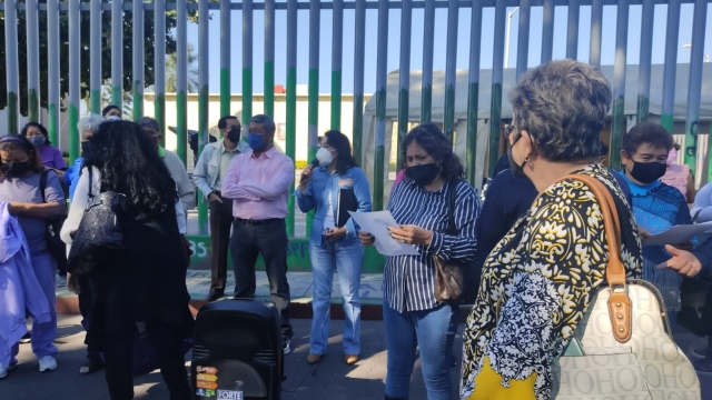 Protesta de docentes jubilados en el Congreso local