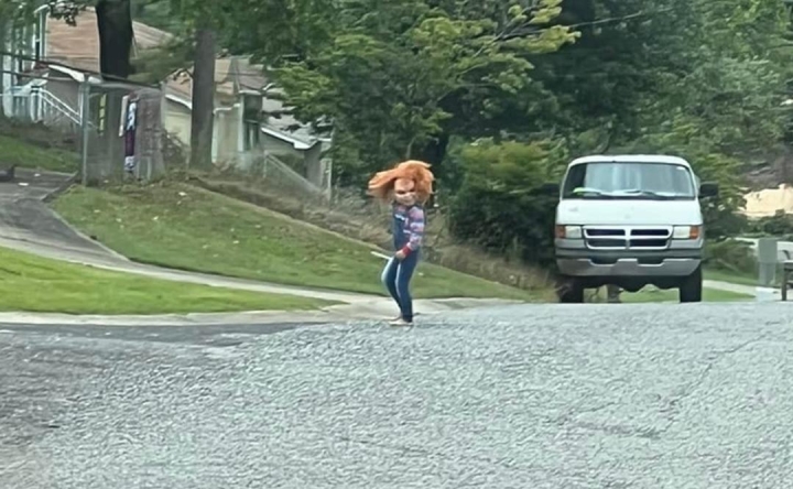 Niño se adelanta a Halloween y aterroriza Alabama con disfraz de ‘Chucky’