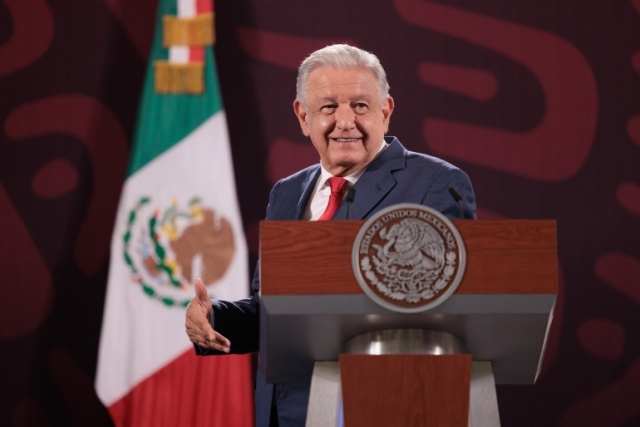 AMLO critica que pidan 5 años de experiencia para jueces
