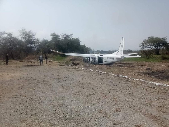 El piloto y el copiloto no fueron encontrados en la zona del siniestro.