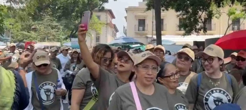 Mil 200 trabajadores en activo se sumaron a la movilización este jueves en reclamo del mejoramiento de la situación contractual de los integrantes del sindicato, expuso el dirigente Mario Cortés Montes.	
