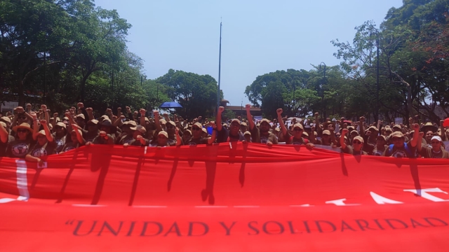 Marchan integrantes del SITAUAEM este primero de mayo