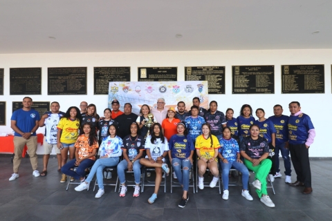 Entrega diputada Luz Dary Quevedo uniformes deportivos a finalistas que clasificaron a liguilla de la Copa Naranja