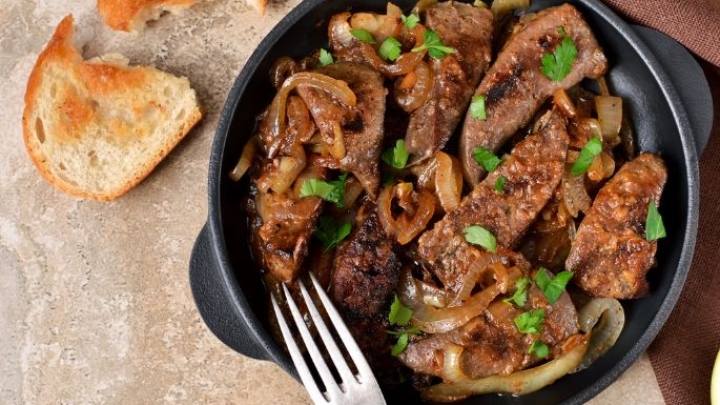 Hígado encebollado, la preparación casera para aprovechar los beneficios de este alimento