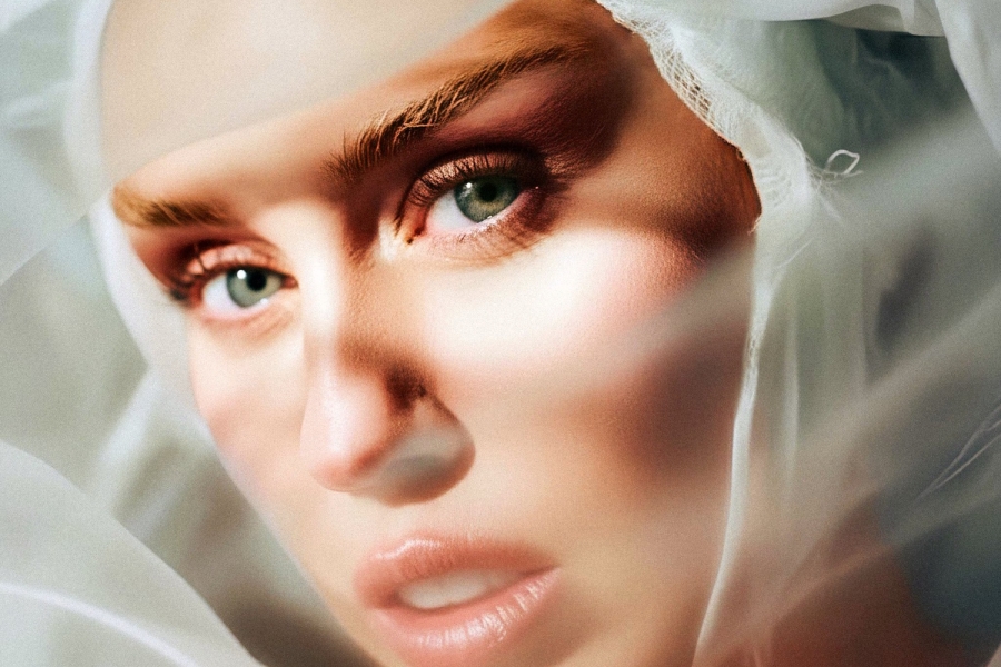 Miley Cyrus estrena 'Secrets' este viernes, tema dedicado a su padre e incluido en su nuevo álbum Deluxe
