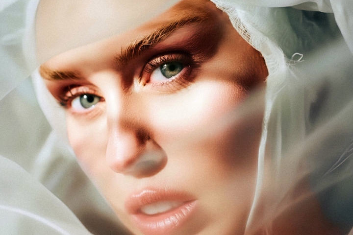 Miley Cyrus estrena &#039;Secrets&#039; este viernes, tema dedicado a su padre e incluido en su nuevo álbum Deluxe