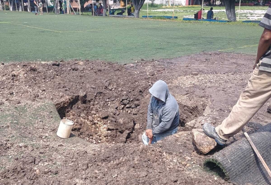 Continúa SAPAC labores de reparación de fuga en campo de futbol en colonia Flores Magón