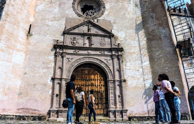 Los visitantes sólo contemplan el recinto desde el exterior.