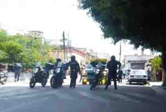 Compañeros del agente caído le rindieron homenaje.