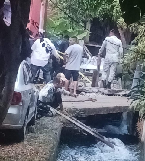 El veh&iacute;culo qued&oacute; atorado debajo de un puente, por lo que los ocupantes ya no pudieron salir.