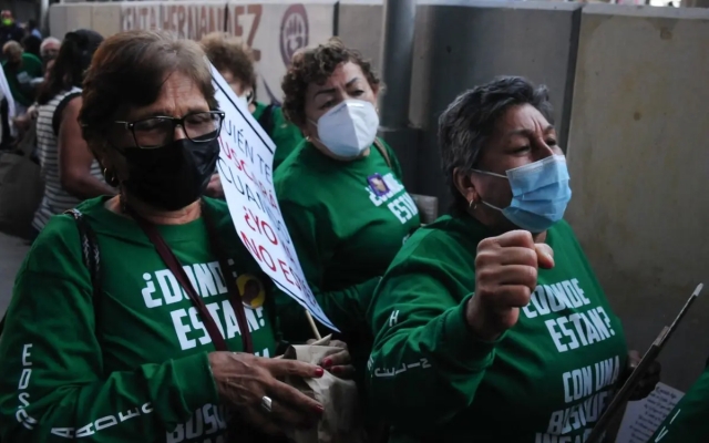 Protestan madres de desaparecidos en las afueras de la FGR