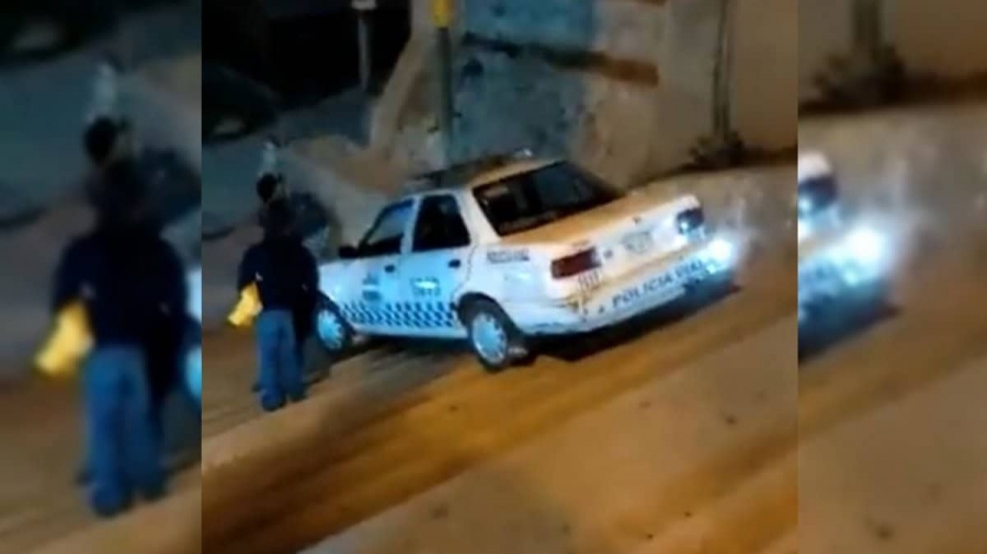 Policía ebrio baja escaleras con todo y patrulla.