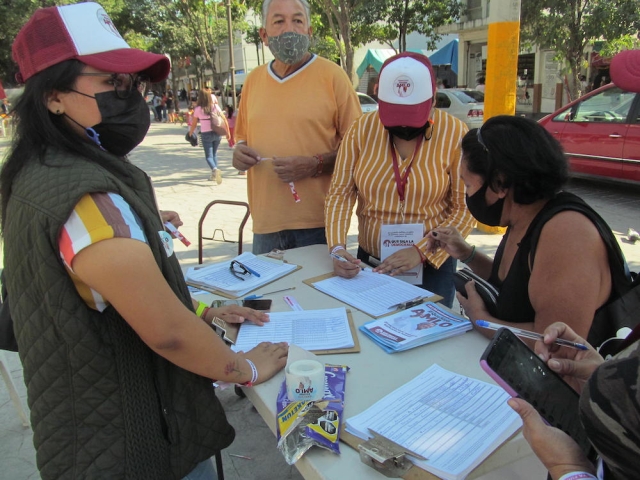 Siguen recabando firmas para la revocación de mandato